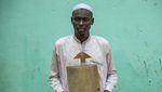 Potret Anak Muda Sudan yang Belajar Al-Quran di Papan Kayu