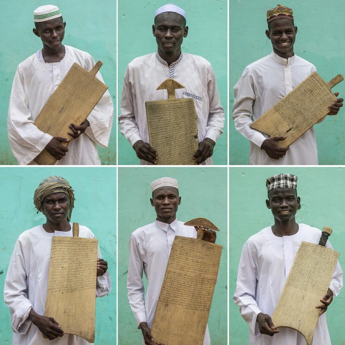 Di Khartoum, Ibu Kota Sudan, anak-anak muda belajar membaca dan menulis Al-Quran dengan menggunakan media berupa papan kayu. Berikut penampakannya.