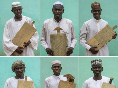 Potret Anak Muda Sudan yang Belajar Al-Quran di Papan Kayu