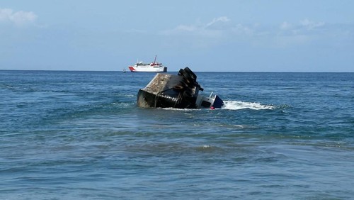 Kapal tugboat yang terdampar di Pantai Tanah Ampo, Karangasem, Bali, tenggelam usai berhasil dievakuasi menggunakan alat berat jenis excavator, Kamis (14/7/2022).