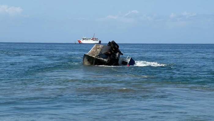 Kapal tugboat yang terdampar di Pantai Tanah Ampo, Karangasem, Bali, tenggelam usai berhasil dievakuasi menggunakan alat berat jenis excavator, Kamis (14/7/2022).