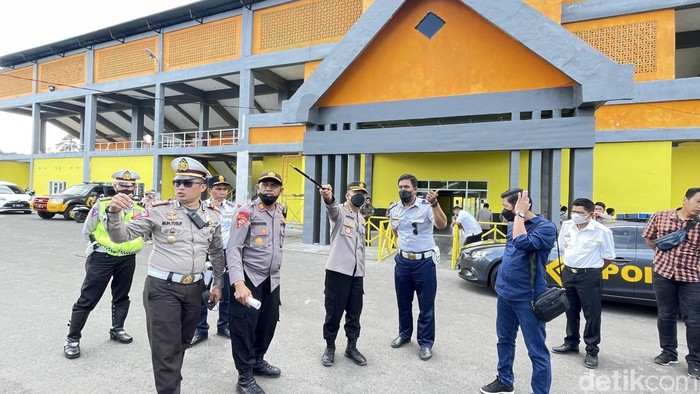 Kapolres Parepare, AKBP Andiko Wicaksono bersama Dishub Parepare mengecek kesiapan stadion menjadi markas PSM Makassar.