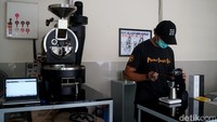 Di kedai kopi milik Deni Dermanto itu pengunjung dapat mengenal beragam biji kopi yang berasal dari berbagai negara dunia seperti Indonesia hingga Guatemala. Sebagai informasi, biji kopi yang dijual di sini 90 persen berasal dari luar negeri dan 10 persen dari dalam negeri.