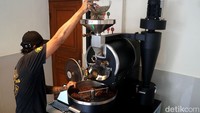 Kepiawaian dan pengetahun kopi membuat Deni Dermanto menjadi konsultan kopi untuk sejumlah coffee shop di berbagai daerah. 
