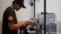 Di coffeshop yang dikelola Deni ini, kopi yang ditawarkan di sini mulai dari Rp 30 ribu hingga Rp 50 ribu.