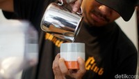 Meracik minuman kopi memerlukan ketelitian, cita rasa dan sentuhan seni seperti terlihat dalam foto ini.