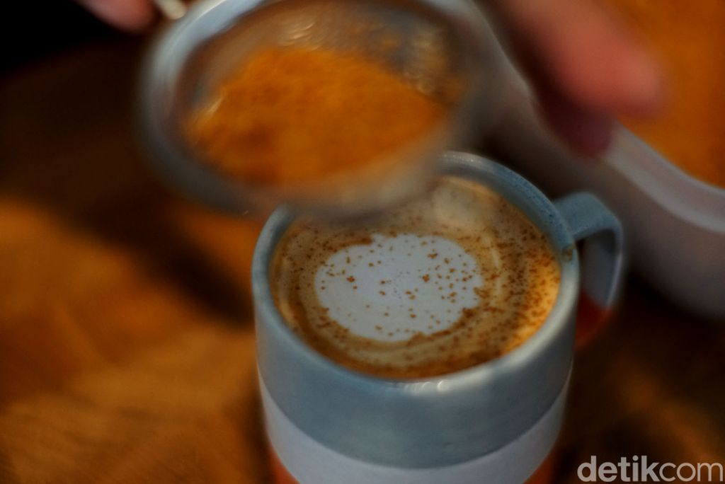 Kedai kopi menjamur di wilayah Jakarta. Namun, The Espresso Embassy memberikan pengalaman berbeda bagi para pengunjung yang menikmati kopi di sana. Penasaran?