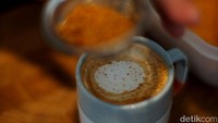 Secangkor kopi yang siap minum. Terlihat kopi banget.