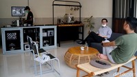 Kini, ia membuka kedai kopi sendiri yang menawarkan pengalaman menarik. Kapasitas yang terbatas membuat The Espresso Embassy tak menerima banyak tamu. Namun, hal itu justru membuat pengunjung dapat berbincang lebih dekat mengenai kopi dengan Deni yang mengurus kedai kopinya seorang diri.