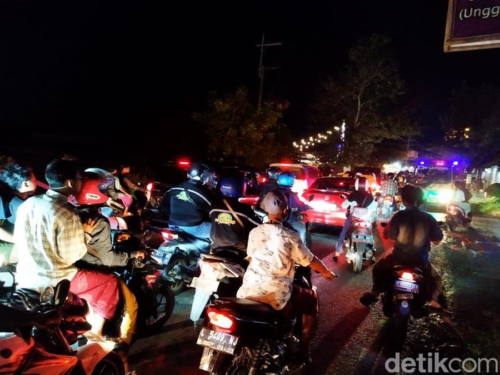 Kemacetan di Perempatan Metatu, Kecamatan Benjeng, Gresik. Sebab, ada acara di sekitar perempatan.