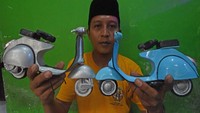 Kerajinan miniatur vespa klasik ini dijual seharga Rp100 ribu hingga Rp250 ribu tergantung ukuran, detail, dan tingkat kesulitannya.