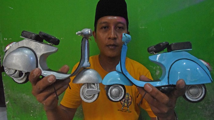 Keren! Miniatur Vespa Made In Banten Ini Berbahan Daur Ulang Logam Perajin di Banten aktif membuat kerajinan miniatur vespa klasik. Kerajinan itu dibuat dari daur ulang logam lho. Ini penampakannya.