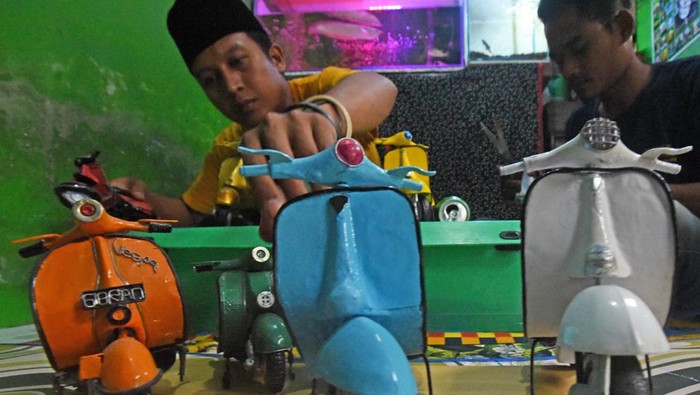 Keren! Miniatur Vespa Made In Banten Ini Berbahan Daur Ulang Logam Perajin di Banten aktif membuat kerajinan miniatur vespa klasik. Kerajinan itu dibuat dari daur ulang logam lho. Ini penampakannya.