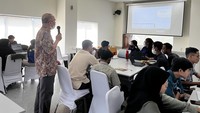 Peserta mahasiswa tengah dibimbing oleh instruktur dari peneliti BRIN dalam mengolah data penelitian di ruang kantor BPSDMD, Mataram, Kamis (14/7/2022). Instruktur menjelaskan pertanyaan peserta melalui bantuan proyektor yang terkoneksi dengan laptop peserta.