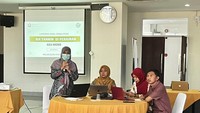 Enam kelompok guru bidang IPATEK menjabarkan hasil riset yang telah dilakukan kepada instruktur dari peneliti BRIN. Salah satu kelompok menyajikan presentasi penelitian tentang pengujian tannin di perairan Gili Meno.