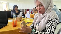 Ice breaking di sela-sela presentasi hasil riset. Peserta mencicipi salah satu camilan khas Lombok yakni, cerorot.