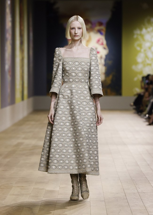 Desainer Maria Grazia Chiuri menghadirkan koleksi terbaru dalam fashion show Dior Couture 2022 yang terinspirasi dari karya seniman Ukraina, Olesia Trofymenko yang sering mengangkat tema Tree of Life atau pohon kehidupan. Foto: Dok. Dior.