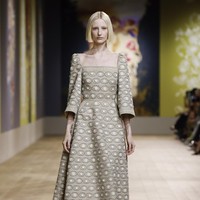 Desainer Maria Grazia Chiuri menghadirkan koleksi terbaru dalam fashion show Dior Couture 2022 yang terinspirasi dari karya seniman Ukraina, Olesia Trofymenko yang sering mengangkat tema Tree of Life atau pohon kehidupan. Foto: Dok. Dior.