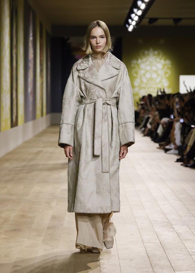 Desainer Maria Grazia Chiuri menghadirkan koleksi terbaru dalam fashion show Dior Couture 2022 yang terinspirasi dari karya seniman Ukraina, Olesia Trofymenko yang sering mengangkat tema Tree of Life atau pohon kehidupan.  Foto: Dok. Dior.