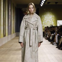 Desainer Maria Grazia Chiuri menghadirkan koleksi terbaru dalam fashion show Dior Couture 2022 yang terinspirasi dari karya seniman Ukraina, Olesia Trofymenko yang sering mengangkat tema Tree of Life atau pohon kehidupan.  Foto: Dok. Dior.