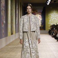 Desainer Maria Grazia Chiuri menghadirkan koleksi terbaru dalam fashion show Dior Couture 2022 yang terinspirasi dari karya seniman Ukraina, Olesia Trofymenko yang sering mengangkat tema Tree of Life atau pohon kehidupan. Foto: Dok. Dior.