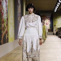 Desainer Maria Grazia Chiuri menghadirkan koleksi terbaru dalam fashion show Dior Couture 2022 yang terinspirasi dari karya seniman Ukraina, Olesia Trofymenko yang sering mengangkat tema Tree of Life atau pohon kehidupan. Foto: Dok. Dior.