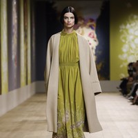 Desainer Maria Grazia Chiuri menghadirkan koleksi terbaru dalam fashion show Dior Couture 2022 yang terinspirasi dari karya seniman Ukraina, Olesia Trofymenko yang sering mengangkat tema Tree of Life atau pohon kehidupan.  Foto: Dok. Dior.