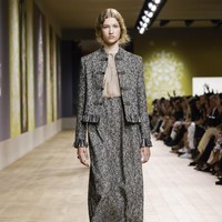 Desainer Maria Grazia Chiuri menghadirkan koleksi terbaru dalam fashion show Dior Couture 2022 yang terinspirasi dari karya seniman Ukraina, Olesia Trofymenko yang sering mengangkat tema Tree of Life atau pohon kehidupan.  Foto: Dok. Dior.