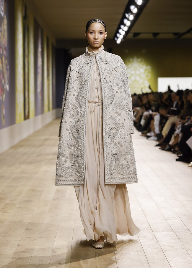 Desainer Maria Grazia Chiuri menghadirkan koleksi terbaru dalam fashion show Dior Couture 2022 yang terinspirasi dari karya seniman Ukraina, Olesia Trofymenko yang sering mengangkat tema Tree of Life atau pohon kehidupan. Foto: Dok. Dior.