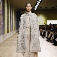 Desainer Maria Grazia Chiuri menghadirkan koleksi terbaru dalam fashion show Dior Couture 2022 yang terinspirasi dari karya seniman Ukraina, Olesia Trofymenko yang sering mengangkat tema Tree of Life atau pohon kehidupan. Foto: Dok. Dior.