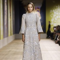 Desainer Maria Grazia Chiuri menghadirkan koleksi terbaru dalam fashion show Dior Couture 2022 yang terinspirasi dari karya seniman Ukraina, Olesia Trofymenko yang sering mengangkat tema Tree of Life atau pohon kehidupan. Foto: Dok. Dior.