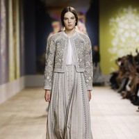 Desainer Maria Grazia Chiuri menghadirkan koleksi terbaru dalam fashion show Dior Couture 2022 yang terinspirasi dari karya seniman Ukraina, Olesia Trofymenko yang sering mengangkat tema Tree of Life atau pohon kehidupan.  Foto: Dok. Dior.