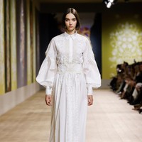 Desainer Maria Grazia Chiuri menghadirkan koleksi terbaru dalam fashion show Dior Couture 2022 yang terinspirasi dari karya seniman Ukraina, Olesia Trofymenko yang sering mengangkat tema Tree of Life atau pohon kehidupan. Foto: Dok. Dior.