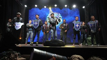 Tampak pada gambar Chief Commercial Officer IOH, Ritesh Kumar Singh, Sekretaris Jenderal Pengurus Besar Esports Indonesia (PBESI), Frengky Ong, Esports Associate Vidio, Bramastio Miransyahputra, Senior Esports Manager & Product Project Manager, Agung Chaniago, PR Manager MLBB Esports Moonton Indonesia, Azwin Nugraha saat berfoto bersama usai meluncurkan H3RO Esports 3.0 di Jakarta (14/7).