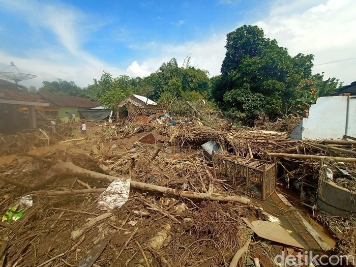 Kondisi banjir bandang di Desa Bulumanis Kecamatan Margoyoso, Pati, Kamis (14/7/2022).