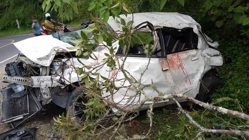 Kondisi mobil Datsun Go yang terjun ke jurang di Jalan Raya Pusuk Sembalun, Lombok Timur, Rabu (13/7/2022) kemarin.