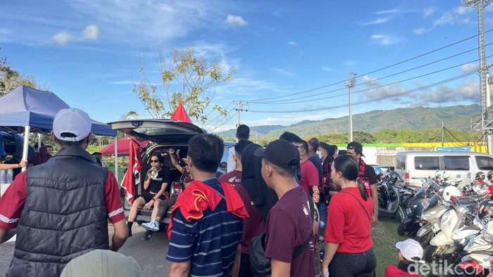 Kondisi parkir di Stadion Gelora BJ Habibie Parepare saat laga PSM Makassar Vs Sulut United.