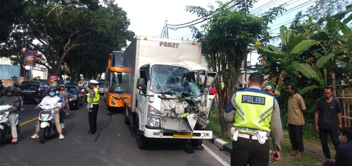 Kondisi salah satu truk boks yang terlibat tabrakan beruntun di Bypass Ir Soekarno, Jalur Denpasar-Gilimanuk, Kecamatan Tabanan, Kabupaten Tabanan, Bali, Kamis (14/7/2022).