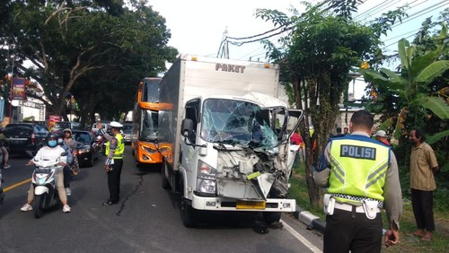 Kondisi salah satu truk boks yang terlibat tabrakan beruntun di Bypass Ir Soekarno, Jalur Denpasar-Gilimanuk, Kecamatan Tabanan, Kabupaten Tabanan, Bali, Kamis (14/7/2022).
