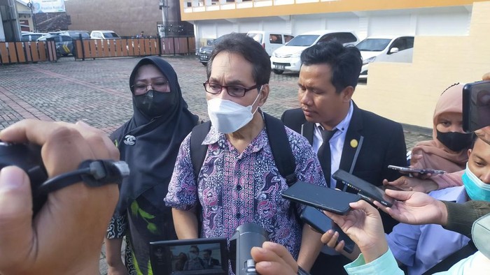 Wilem Nikson Sitompul didampingi kuasa hukumnya memberikan klarifikasi. Foto: Tommy Saputra/detikSumut