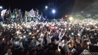 Saat Syechermania menyalakan flash HP dalam acara Metatu Berselawat/Foto: Jemmi Purwodianto/detikJatim