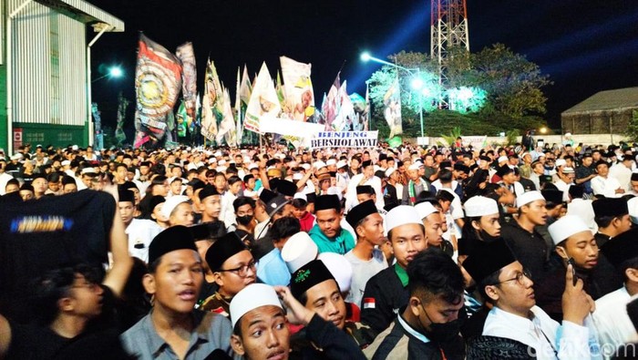 Puluhan ribu Syechermania melantunkan selawat di halaman PT Metatu Nusantara Jaya (MNJ), Kamis (14/7/2022). Pencinta Habib Syech bin Abdul Qadir Assegaff menggemakan selawat dalam acara Metatu Berselawat.