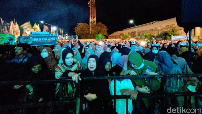 Lautan Manusia di Metatu Berselawat Puluhan ribu Syechermania melantunkan selawat di halaman PT Metatu Nusantara Jaya (MNJ), Kamis (14/7/2022). Pencinta Habib Syech bin Abdul Qadir Assegaff menggemakan selawat dalam acara Metatu Berselawat.