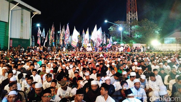 Lautan Manusia di Metatu Berselawat Puluhan ribu Syechermania melantunkan selawat di halaman PT Metatu Nusantara Jaya (MNJ), Kamis (14/7/2022). Pencinta Habib Syech bin Abdul Qadir Assegaff menggemakan selawat dalam acara Metatu Berselawat.