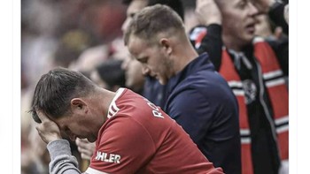 Meme fans MU sedih karena musim depan kaptennya Harry Maguire lagi. Foto: Twitter