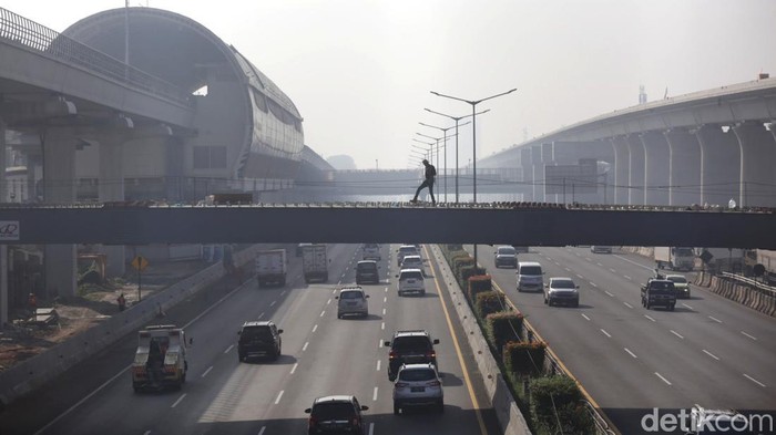 Menengok Pembangunan Jembatan Pengganti Antilope di Bekasi Jembatan Antilope di Bekasi sempat viral karena di atasnya melintang girder box Kereta Cepat Jakarta-Bandung. Jembatan pengganti Antilope kini tengah dibangun.
