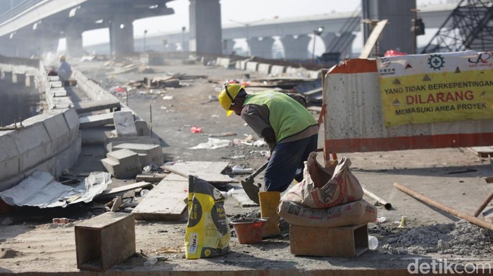 Menengok Pembangunan Jembatan Pengganti Antilope di Bekasi Jembatan Antilope di Bekasi sempat viral karena di atasnya melintang girder box Kereta Cepat Jakarta-Bandung. Jembatan pengganti Antilope kini tengah dibangun.
