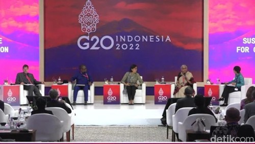 Menteri Keuangan (Menkeu) Sri Mulyani Indrawati tengah melakukan pertemuan terbuka dengan Menkeu India Nirmala Sitharaman dan Menkeu Afrika Selatan Enoch Godongwana. Pertemuan ini dilakukan di Bali International Convention Centre (BICC), Nusa Dua, Bali.