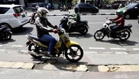 Jalur kuning atau guiding block yang dibuat untuk penyandang disabilitas tampak rusak hingga hancur di beberapa titik.