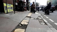 Kerusakan jalur pedestrian itu salah satunya akibat kerap dilintasi kendaraan roda dua.
